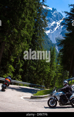 Les motos sur le col du Stelvio, passo dello Stelvio, Stilfser Joch, route d'Trafio dans les Alpes, France Banque D'Images