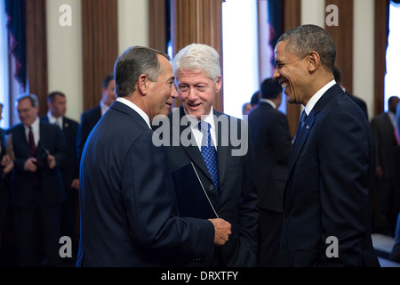 Le président américain Barack Obama et l'ancien Président Bill Clinton avec la présidente de la Chambre John Boehner avant qu'un service commémoratif pour un ancien président de la Chambre Tom Foley au Capitole, le 29 octobre 2013 à Washington, DC. Banque D'Images