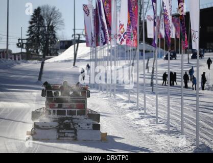 Sochi, Russie. Le 04 février, 2014. Une chenillette prépare le domaine de la piste de ski de Laura & Centre de biathlon, Sochi, Russie, 04 février 2014. Les Jeux olympiques de Sotchi 2014 exécuté à partir de 07 au 23 février 2014. Photo : Kay Nietfeld/dpa/Alamy Live News Banque D'Images