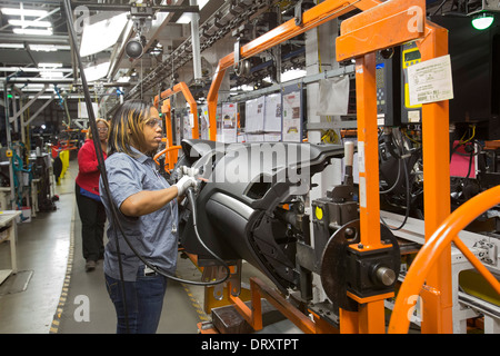 Les ouvriers effectuent des tableaux de bord pour les systèmes de fabrication de Ford à Detroit Banque D'Images