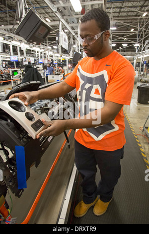 Les ouvriers effectuent des tableaux de bord pour les systèmes de fabrication de Ford à Detroit Banque D'Images