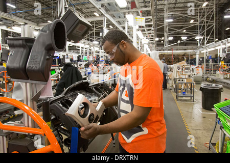 Les ouvriers effectuent des tableaux de bord pour les systèmes de fabrication de Ford à Detroit Banque D'Images