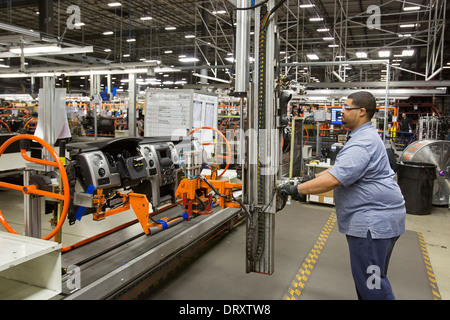 Les ouvriers effectuent des tableaux de bord pour les systèmes de fabrication de Ford à Detroit Banque D'Images