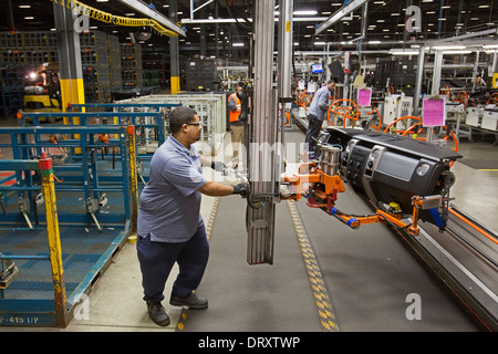 Les ouvriers effectuent des tableaux de bord pour les systèmes de fabrication de Ford à Detroit Banque D'Images