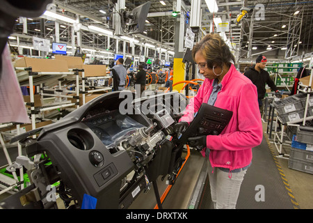 Les ouvriers effectuent des tableaux de bord pour les systèmes de fabrication de Ford à Detroit Banque D'Images