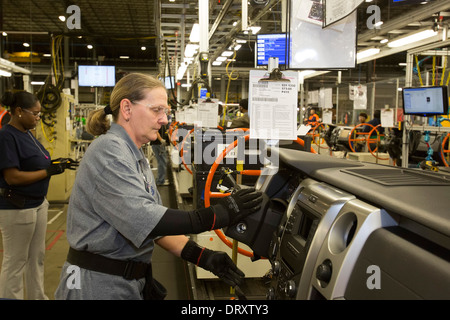 Les ouvriers effectuent des tableaux de bord pour les systèmes de fabrication de Ford à Detroit Banque D'Images