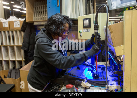 Les ouvriers effectuent des tableaux de bord pour les systèmes de fabrication de Ford à Detroit Banque D'Images