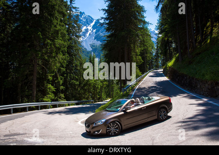 Voiture de sport cabriolet Volvo sur le col du Stelvio, passo dello Stelvio, Stilfser Joch, route d'Trafio dans les Alpes, France Banque D'Images