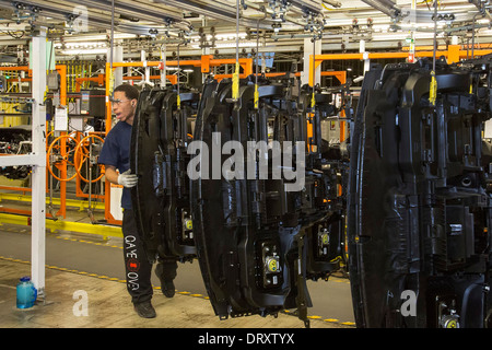 Les ouvriers effectuent des tableaux de bord pour les systèmes de fabrication de Ford à Detroit Banque D'Images