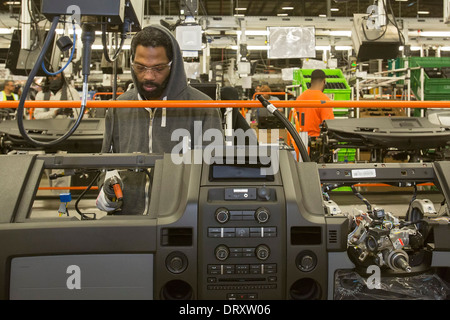 Les ouvriers effectuent des tableaux de bord pour les systèmes de fabrication de Ford à Detroit Banque D'Images