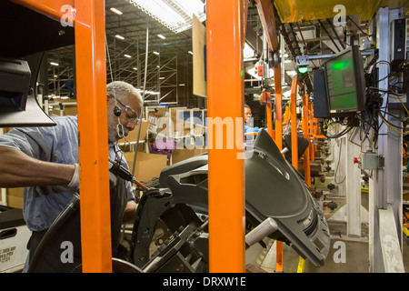 Les ouvriers effectuent des tableaux de bord pour les systèmes de fabrication de Ford à Detroit Banque D'Images