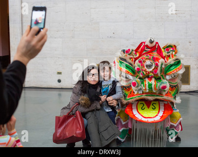 Les gens posent pour des photos avec le lion après une danse du lion Style du Sud classique pour le Nouvel An chinois Banque D'Images