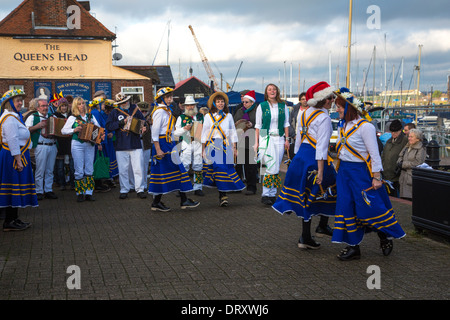 Morris Dancers, Hythe, Quai de l'estuaire de Blackwater, Maldon, Essex, UK Banque D'Images