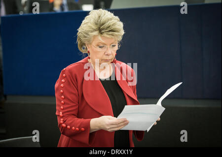 Strasbourg, Bxl, France. 4e Mar, 2014. Vice-président de la Commission européenne Viviane Reding lit les fichiers avant de Giorgio Napolitano, Président de la République italienne à la maison aaddress à siège du Parlement européen à Strasbourg, France le 04.02.2014 Crédit : Wiktor Dabkowski/ZUMAPRESS.com/Alamy Live News Banque D'Images