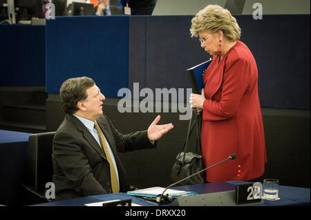 Strasbourg, Bxl, France. 4e Mar, 2014. Jose Manuel Barroso, président de la Commission européenne (L) parle à vice-président de la Commission européenne Viviane Reding avant de Giorgio Napolitano, Président de la République italienne (pas vu) aaddress à la Chambre siège du Parlement européen à Strasbourg, France le 04.02.2014 Crédit : Wiktor Dabkowski/ZUMAPRESS.com/Alamy Live News Banque D'Images