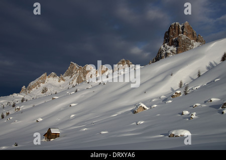 Petite cabane en hiver dans les Dolomites, en Italie. Dans l'arrière-plan le Gruppo di Averau. Près de Passo Giau et Cinque Torri Banque D'Images