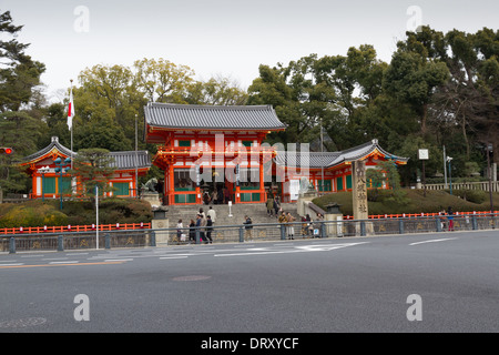 Gion Corner, Kyoto, Japon ; entrée au Sanctuaire Yasaka jinja (sanctuaire) Banque D'Images