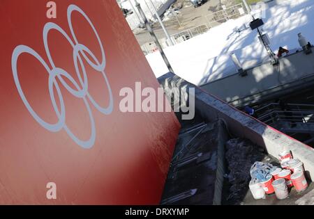 Sochi, Russie. Le 04 février, 2014. Les anneaux olympiques et les seaux de couleur rouge sont illustrés à Sotchi, Russie, 04 février 2014. Les Jeux Olympiques d'hiver de 2014 à Sotchi vont de 07 à 23 février 2014. Photo : Kay Nietfeld/dpa/Alamy Live News Banque D'Images