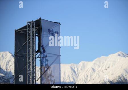 Sochi, Russie. Le 04 février, 2014. Un spécialiste travaille sur un échafaudage à Sotchi, Russie, 04 février 2014. Les Jeux Olympiques d'hiver de 2014 à Sotchi vont de 07 à 23 février 2014. Photo : Kay Nietfeld/dpa/Alamy Live News Banque D'Images