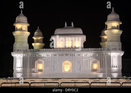 Sapporo, Japon. 4 février 2014. Sculpture de Glace le mausolée de Itmad-Ud-Daulah, qui a été construit dans les années 1620 et se trouve dans la ville d'Agra - sculptures de glace est allé sur l'affichage et n'était allumé avant l'ouverture de la 65e Sapporo Snow Festival 2014 à Sapporo, Japon. Le festival s'ouvre le 5 février et se poursuivra jusqu'à la 11e et est suivi par plus de deux millions de personnes ! Crédit : Paul Brown/Alamy Live News Banque D'Images