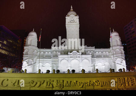 Sapporo, Japon. 4 février 2014. Sculpture de Glace du Sultan Abdul Samad Building à Kuala Lumpur, en Malaisie, qui avait été conçu en 1894 par l'architecte A. C. Norman - sculptures de glace est allé sur l'affichage et n'était allumé avant l'ouverture de la 65e Sapporo Snow Festival 2014 à Sapporo, Japon. Le festival s'ouvre le 5 février et se poursuivra jusqu'à la 11e et est suivi par plus de deux millions de personnes ! Crédit : Paul Brown/Alamy Live News Banque D'Images