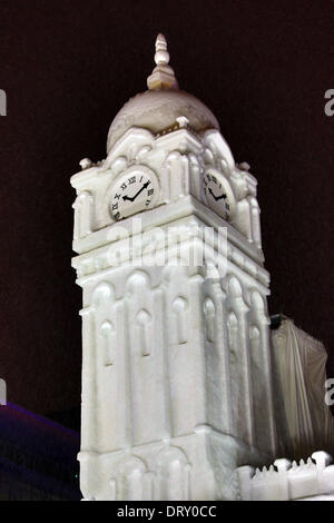 Sapporo, Japon. 4 février 2014. Sculpture de Glace du Sultan Abdul Samad Building à Kuala Lumpur, en Malaisie, qui avait été conçu en 1894 par l'architecte A. C. Norman - sculptures de glace est allé sur l'affichage et n'était allumé avant l'ouverture de la 65e Sapporo Snow Festival 2014 à Sapporo, Japon. Le festival s'ouvre le 5 février et se poursuivra jusqu'à la 11e et est suivi par plus de deux millions de personnes ! Crédit : Paul Brown/Alamy Live News Banque D'Images