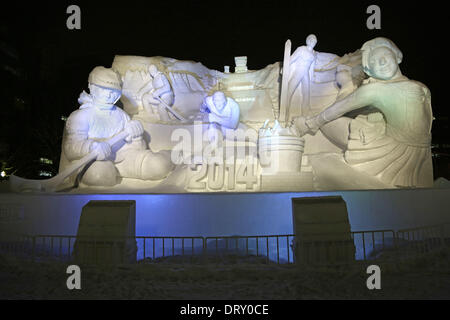 Sapporo, Japon. 4 février 2014. Sculpture de Glace appelée "paradis des sports d'hiver, Hokkaido' dispose de l'encouragement des athlètes de sports d'hiver l'équipe japonaise à la victoire aux Jeux olympiques de Sotchi - sculptures de glace est allé sur l'affichage et n'était allumé avant l'ouverture de la 65e Sapporo Snow Festival 2014 à Sapporo, Japon. Le festival s'ouvre le 5 février et se poursuivra jusqu'à la 11e et est suivi par plus de deux millions de personnes ! Crédit : Paul Brown/Alamy Live News Banque D'Images