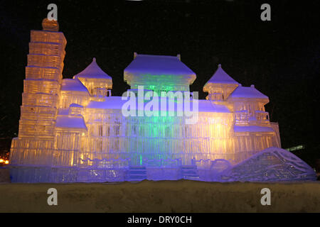 Sapporo, Japon. 4 février 2014. Sculpture de Glace appelé 'Taiwan - traditionnel et moderne") - sculptures de glace s'est rendu sur l'écran et n'était allumé avant l'ouverture du 65e Festival de la neige de Sapporo à Sapporo, Japon. Le festival s'ouvre le 5 février et se poursuivra jusqu'à la 11e et est suivi par plus de deux millions de personnes ! Crédit : Paul Brown/Alamy Live News Banque D'Images