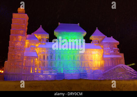 Sapporo, Japon. 4 février 2014. Sculpture de Glace appelé 'Taiwan - traditionnel et moderne") - sculptures de glace s'est rendu sur l'écran et n'était allumé avant l'ouverture du 65e Festival de la neige de Sapporo à Sapporo, Japon. Le festival s'ouvre le 5 février et se poursuivra jusqu'à la 11e et est suivi par plus de deux millions de personnes ! Crédit : Paul Brown/Alamy Live News Banque D'Images