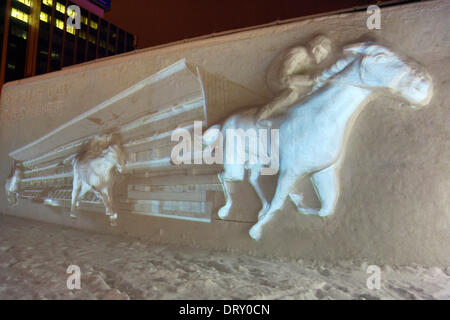 Sapporo, Japon. 4 février 2014. Sculpture de glace des chevaux - sculptures de glace est allé sur l'affichage et n'était allumé avant l'ouverture de la 65e Sapporo Snow Festival 2014 à Sapporo, Japon. Le festival s'ouvre le 5 février et se poursuivra jusqu'à la 11e et est suivi par plus de deux millions de personnes ! Crédit : Paul Brown/Alamy Live News Banque D'Images