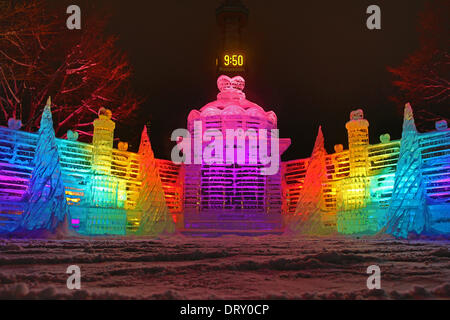 Sapporo, Japon. 4 février 2014. Sculpture de Glace appelé le palais de coeur, qui dispose d''ice statues de fées que sont l'élaboration et à la réalisation de cœurs, symbole de sentiments - sculptures de glace est allé sur l'affichage et n'était allumé avant l'ouverture de la 65e Sapporo Snow Festival 2014 à Sapporo, Japon. Le festival s'ouvre le 5 février et se poursuivra jusqu'à la 11e et est suivi par plus de deux millions de personnes ! Crédit : Paul Brown/Alamy Live News Banque D'Images