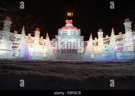 Sapporo, Japon. 4 février 2014. Sculpture de Glace appelé le palais de coeur, qui dispose d''ice statues de fées que sont l'élaboration et à la réalisation de cœurs, symbole de sentiments - sculptures de glace est allé sur l'affichage et n'était allumé avant l'ouverture de la 65e Sapporo Snow Festival 2014 à Sapporo, Japon. Le festival s'ouvre le 5 février et se poursuivra jusqu'à la 11e et est suivi par plus de deux millions de personnes ! Crédit : Paul Brown/Alamy Live News Banque D'Images