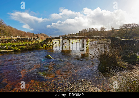 Postbridge et l'Est de la rivière Dart avec la 13e siècle clapper bridge Devon Dartmoor National Park Banque D'Images