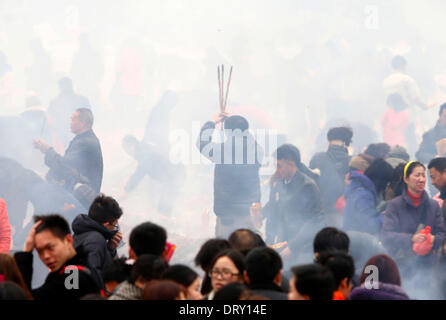 Wuhan, Chine. 4 février 2014. Les gens adorent le Dieu de la richesse dans la mythologie chinoise au Temple Guiyuan à Wuhan, capitale de la province du Hubei en Chine centrale, 4 février 2014. Des centaines de milliers de personnes ont visité le mardi la Guiyuan Temple pour prier pour la fortune, sur l'anniversaire du dieu de la richesse, qui est considéré comme le cinquième jour de la Nouvelle Année lunaire chinoise et tombe le 4 février cette année. Source : Xinhua/Alamy Live News Banque D'Images