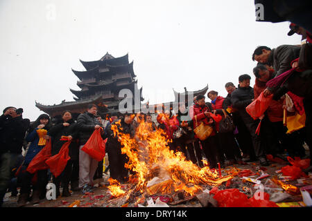 Wuhan, Chine. 4 février 2014. Les gens adorent le Dieu de la richesse dans la mythologie chinoise au Temple Guiyuan à Wuhan, capitale de la province du Hubei en Chine centrale, 4 février 2014. Des centaines de milliers de personnes ont visité le mardi la Guiyuan Temple pour prier pour la fortune, sur l'anniversaire du dieu de la richesse, qui est considéré comme le cinquième jour de la Nouvelle Année lunaire chinoise et tombe le 4 février cette année. Source : Xinhua/Alamy Live News Banque D'Images