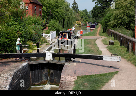 Un grand classique d'entrer Cropredy serrure sur le canal d'Oxford dans le village de Cropredy Oxfordshire Banque D'Images