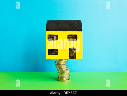 Toy house sur une pièces livre Banque D'Images