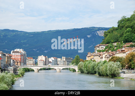 Vue de Grenoble avec les cable cars 'Les Bulles' Banque D'Images