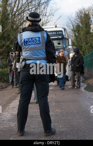 Manchester, Barton Moss, UK. 4 Février, 2014. Les agents de liaison avec la police et manifestants à Site de forage de l'IGAS, opération de maintien de l'agglomération de Manchester à Barton Moss Site de forage. Greater Manchester Police nationale pour aider à payer la note de protestation et de fracturation de la police a révélé que seulement 19 des 61 manifestants arrêtés à Barton Moss 'Camp Barton' site sont locaux. Il y avait 50 agents généralement requis sur le site lorsque les livraisons ont eu lieu, bien que plus de 150 agents ont été tenus sur une seule journée. Banque D'Images