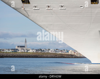 Grand navire de croisière à Reykjavik, Islande. Banque D'Images