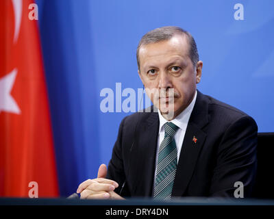 Berlin, Allemagne. Hermann04th, 2014. La chancelière allemande Angela Merkel se félicite le Premier ministre turc Recep Tayyip Erdogan pour un échange de vues à la Chancellerie fédérale. L'objectif de la conversation commune est les relations bilatérales et les questions d'actualité internationale, comme la Syrie. Après la réunion, ils donnent une conférence de presse conjointe à la chancellerie à Berlin. / Photo:Le Premier ministre turc Recep Erdogan. Credit : Reynaldo Chaib Paganelli/Alamy Live News Banque D'Images