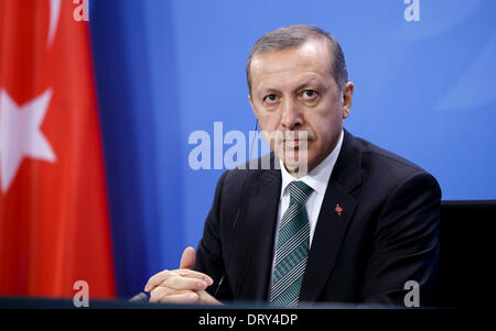 Berlin, Allemagne. Hermann04th, 2014. La chancelière allemande Angela Merkel se félicite le Premier ministre turc Recep Tayyip Erdogan pour un échange de vues à la Chancellerie fédérale. L'objectif de la conversation commune est les relations bilatérales et les questions d'actualité internationale, comme la Syrie. Après la réunion, ils donnent une conférence de presse conjointe à la chancellerie à Berlin. / Photo:Le Premier ministre turc Recep Erdogan. Credit : Reynaldo Chaib Paganelli/Alamy Live News Banque D'Images