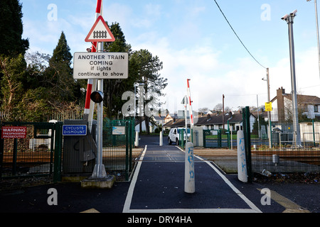 Petit passage pour piétons au niveau local avec des lumières et les obstacles dunmurry Belfast Royaume-Uni Banque D'Images