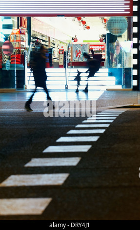 Les piétons à un passage piéton dans la rue Gran Via. Madrid. Espagne Banque D'Images