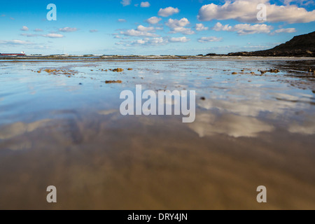 Réflexions du ciel sur le sable humide. Banque D'Images