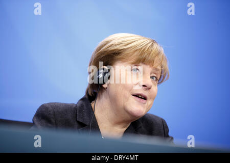 Berlin, Allemagne. Hermann04th, 2014. La chancelière allemande Angela Merkel se félicite le Premier ministre turc Recep Tayyip Erdogan pour un échange de vues à la Chancellerie fédérale. L'objectif de la conversation commune est les relations bilatérales et les questions d'actualité internationale, comme la Syrie. Après la réunion, ils donnent une conférence de presse conjointe à la chancellerie à Berlin. / Photo : Angela Merkel (CDU), Chancelier allemand. Credit : Reynaldo Chaib Paganelli/Alamy Live News Banque D'Images