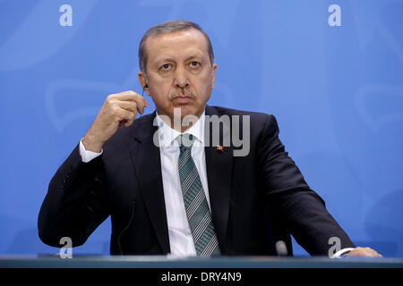 Berlin, Allemagne. Hermann04th, 2014. La chancelière allemande Angela Merkel se félicite le Premier ministre turc Recep Tayyip Erdogan pour un échange de vues à la Chancellerie fédérale. L'objectif de la conversation commune est les relations bilatérales et les questions d'actualité internationale, comme la Syrie. Après la réunion, ils donnent une conférence de presse conjointe à la chancellerie à Berlin. / Photo:Le Premier ministre turc Recep Erdogan. Credit : Reynaldo Chaib Paganelli/Alamy Live News Banque D'Images