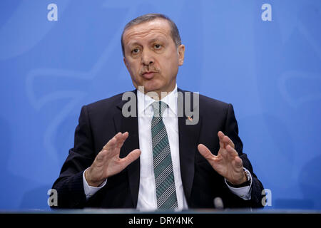 Berlin, Allemagne. Hermann04th, 2014. La chancelière allemande Angela Merkel se félicite le Premier ministre turc Recep Tayyip Erdogan pour un échange de vues à la Chancellerie fédérale. L'objectif de la conversation commune est les relations bilatérales et les questions d'actualité internationale, comme la Syrie. Après la réunion, ils donnent une conférence de presse conjointe à la chancellerie à Berlin. / Photo:Le Premier ministre turc Recep Erdogan. Credit : Reynaldo Chaib Paganelli/Alamy Live News Banque D'Images