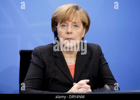 Berlin, Allemagne. Hermann04th, 2014. La chancelière allemande Angela Merkel se félicite le Premier ministre turc Recep Tayyip Erdogan pour un échange de vues à la Chancellerie fédérale. L'objectif de la conversation commune est les relations bilatérales et les questions d'actualité internationale, comme la Syrie. Après la réunion, ils donnent une conférence de presse conjointe à la chancellerie à Berlin. / Photo : Angela Merkel (CDU), Chancelier allemand. Credit : Reynaldo Chaib Paganelli/Alamy Live News Banque D'Images