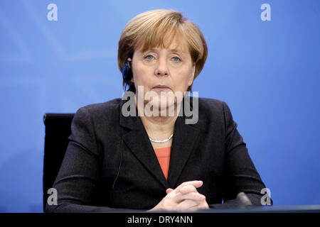 Berlin, Allemagne. Hermann04th, 2014. La chancelière allemande Angela Merkel se félicite le Premier ministre turc Recep Tayyip Erdogan pour un échange de vues à la Chancellerie fédérale. L'objectif de la conversation commune est les relations bilatérales et les questions d'actualité internationale, comme la Syrie. Après la réunion, ils donnent une conférence de presse conjointe à la chancellerie à Berlin. / Photo : Angela Merkel (CDU), Chancelier allemand. Credit : Reynaldo Chaib Paganelli/Alamy Live News Banque D'Images